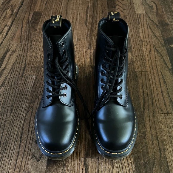 Dr. Martens 1460 Black Smooth Leather Combat Boot - Size Women’s 8, Men’s 7 - Picture 3 of 16